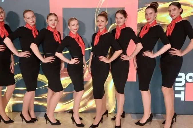 Az Apple PS Hostess Ügynökség hostessei egységes formaruhában