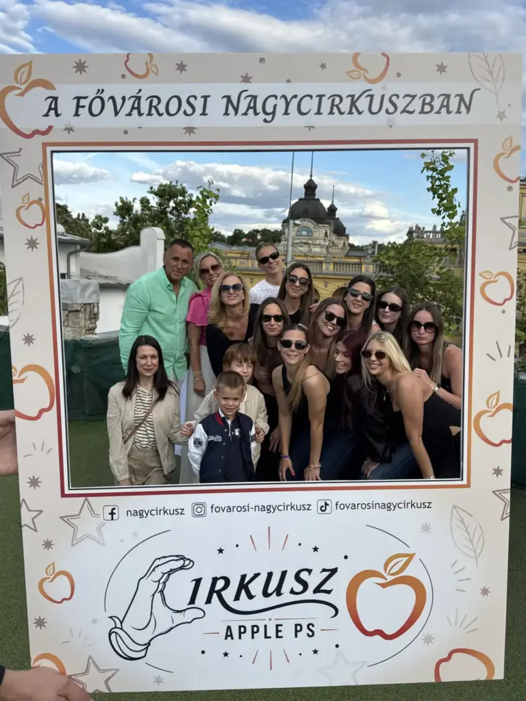 Az Apple PS irodai csapata „A Fővárosi Nagycirkuszban” fotókeretben